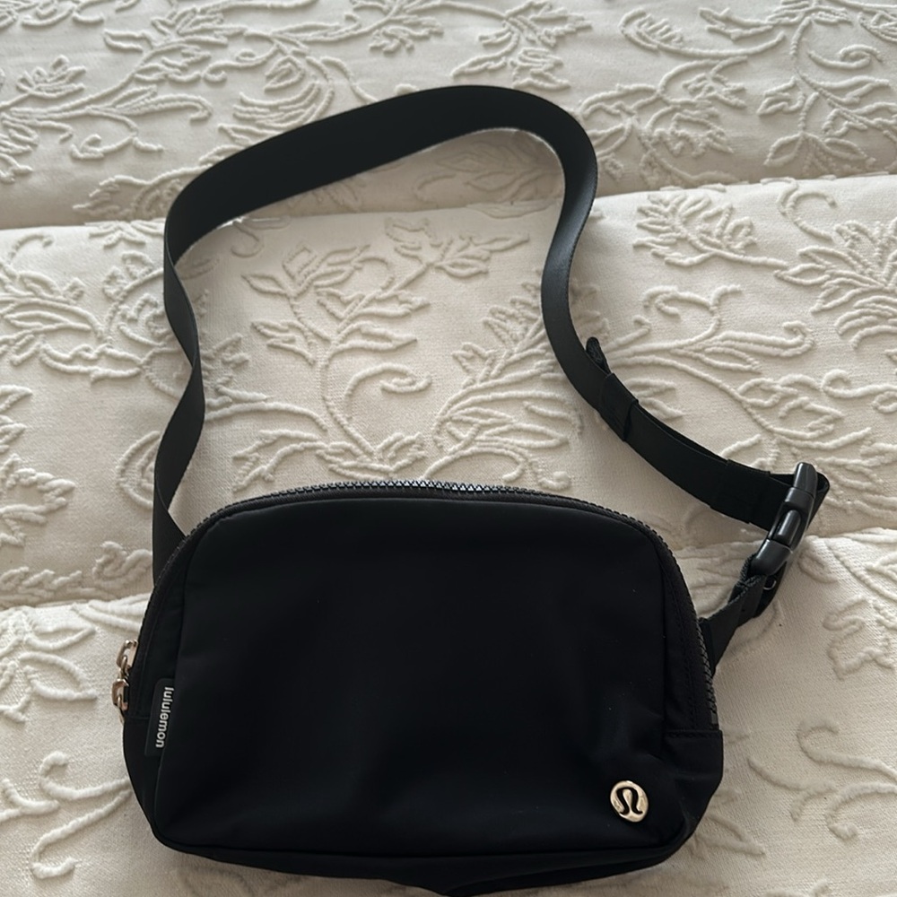 Lululemon Everywhere Belt Bag 2L with Gold Hardware